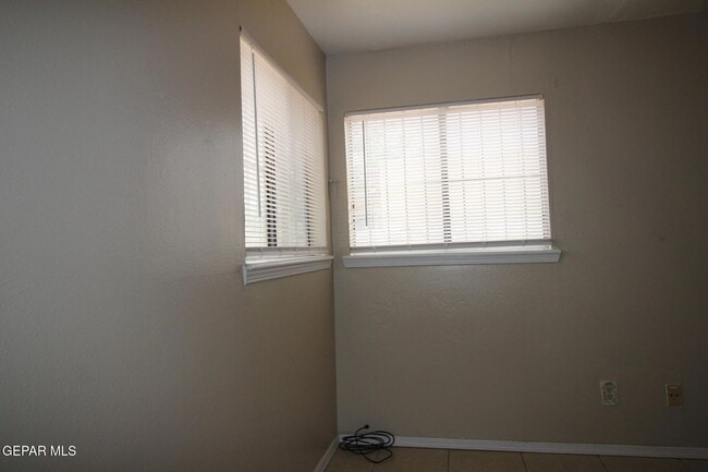 Building Photo - 10711 Ivanhoe Dr
