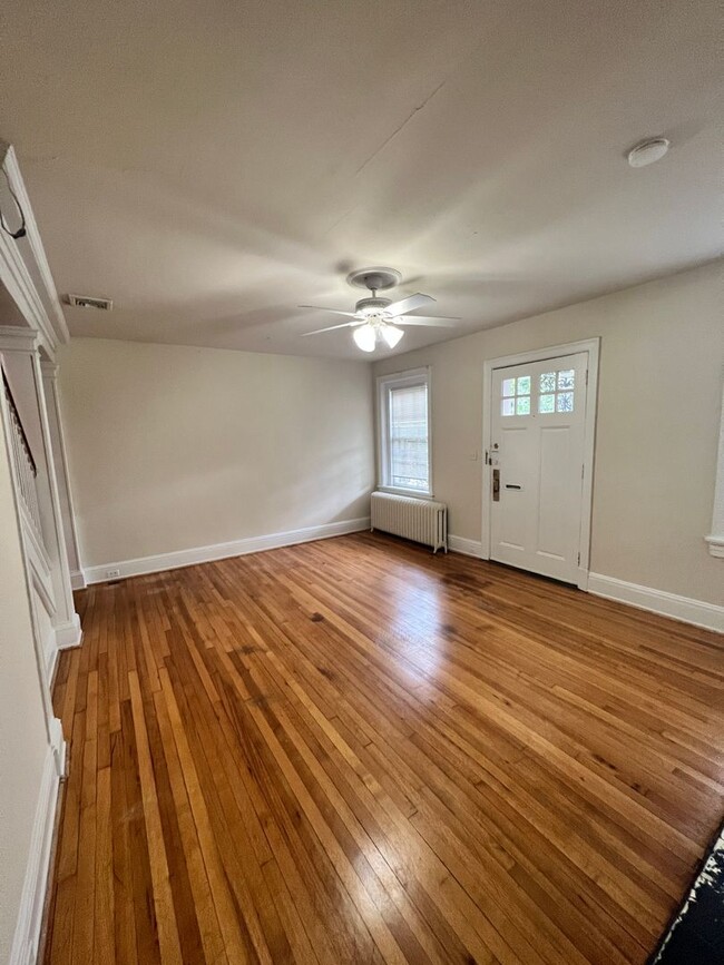 Building Photo - Renovated 4 Bedroom Townhouse! Off Street ...