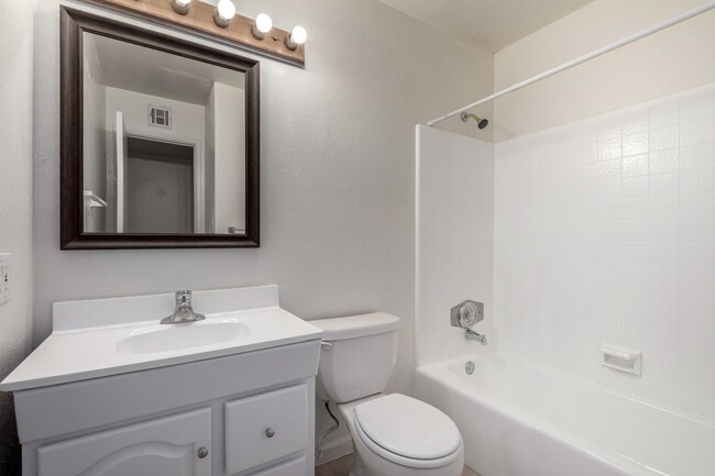 Building Photo - South Scottsdale Charmer! 4 bed + Office, ...