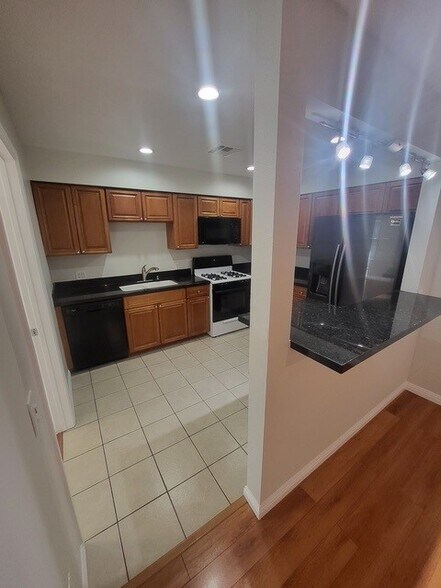 Building Photo - 3914 W Victory Blvd