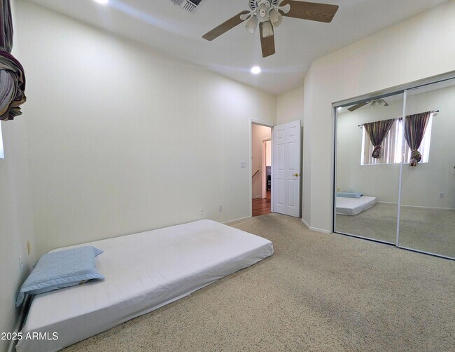 Building Photo - 242 S Sycamore Pl