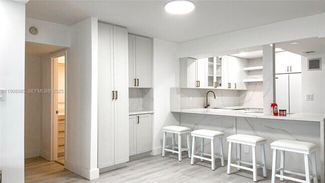 Building Photo - 3140 S Ocean Dr