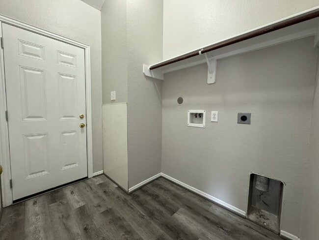 Building Photo - Enjoy living in this single story 3 bedroom+office that has a closet so it could be a 4th bedroom...