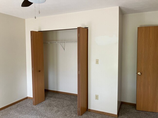 Building Photo - 2-Bedroom Ranch in Peaceful Piqua Neighbor...