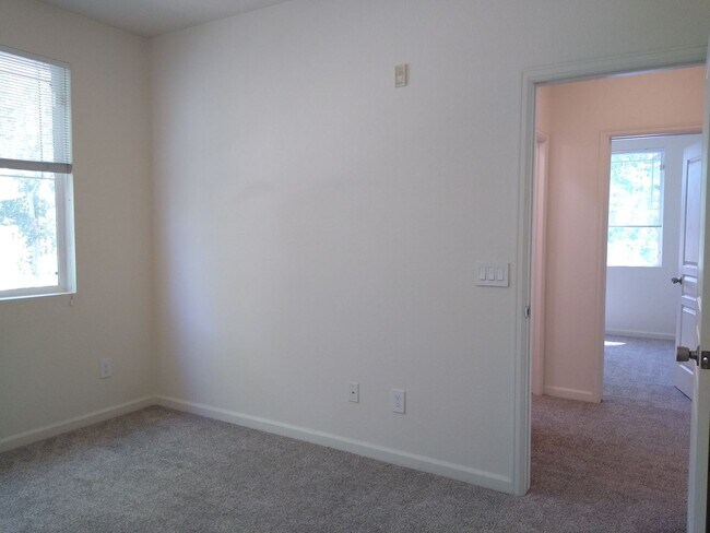 Building Photo - Beautiful and Spacious 3 Bedroom 2 Bath To...