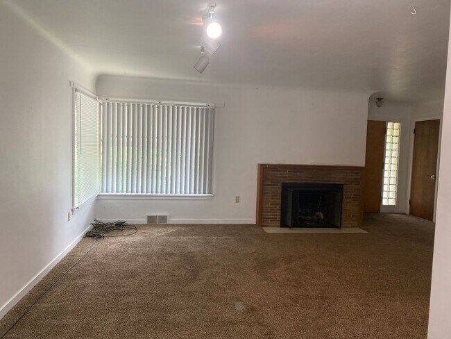 Building Photo - 1040 NE Alfred Ln