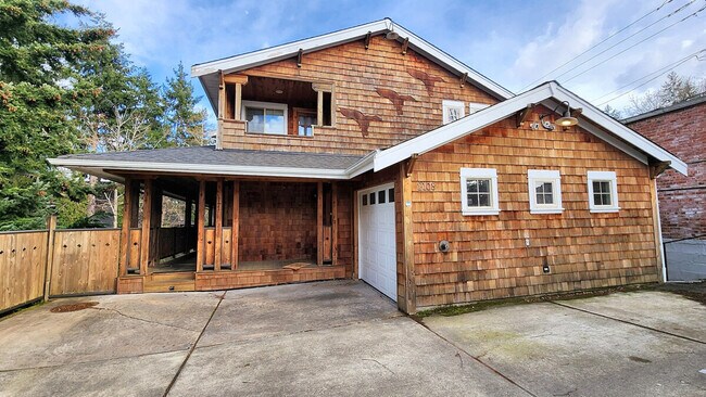 Building Photo - 2122 N Oakes St