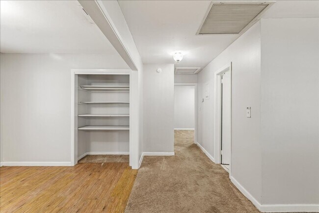 Building Photo - 103 S Chapel Dr