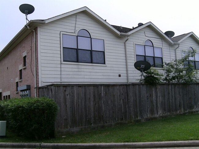 Building Photo - 5941 S Loop E