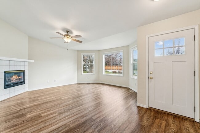 Building Photo - 2036 E Oakridge Ct