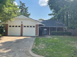 Building Photo - REMODELED HOME ON A QUIET STREET JUST ONE MILE WEST OF OU CAMPUS!