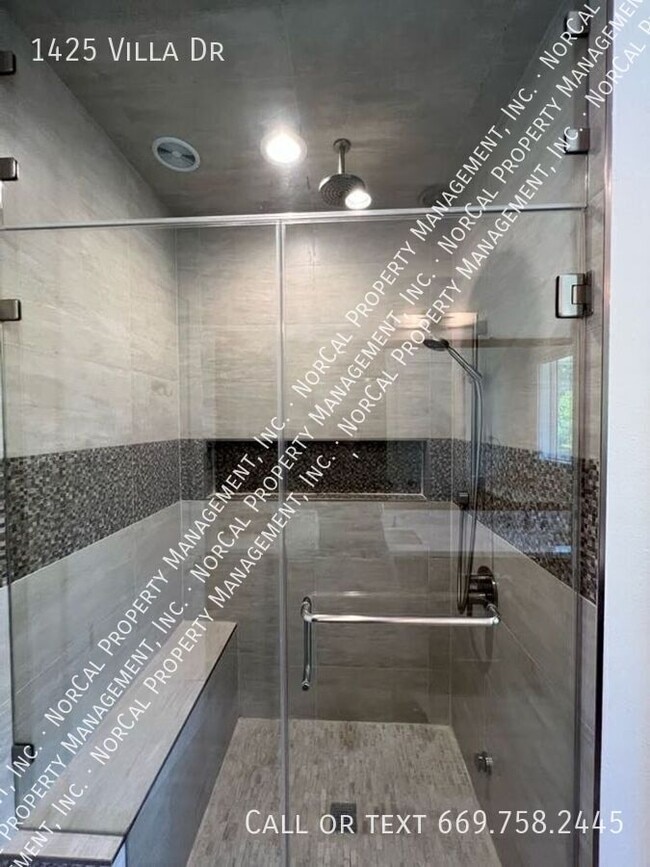 Building Photo - 1425 Villa Dr