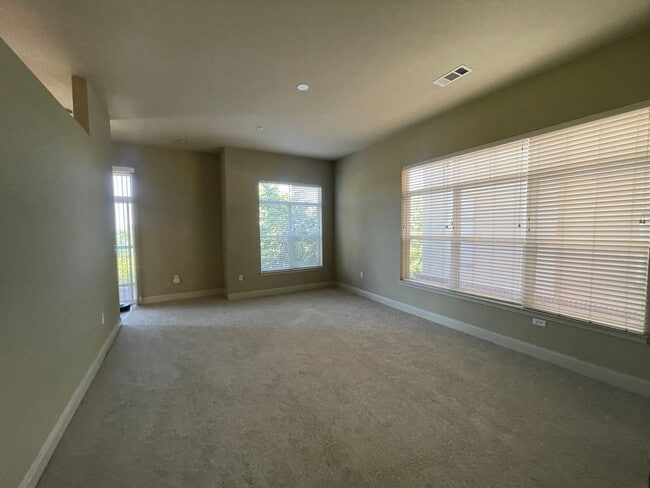 Building Photo - Stylish & Spacious 2-Bedroom Tech Center R...