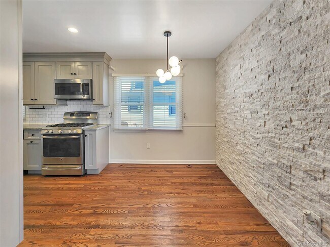 Building Photo - 7 Ronalds Ave