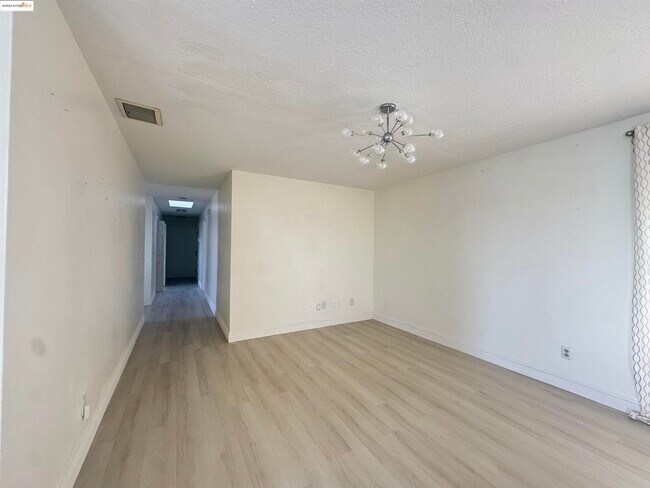 Building Photo - 10 Sea Point Way