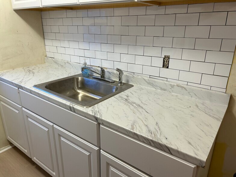 Building Photo - 450 Island Rd