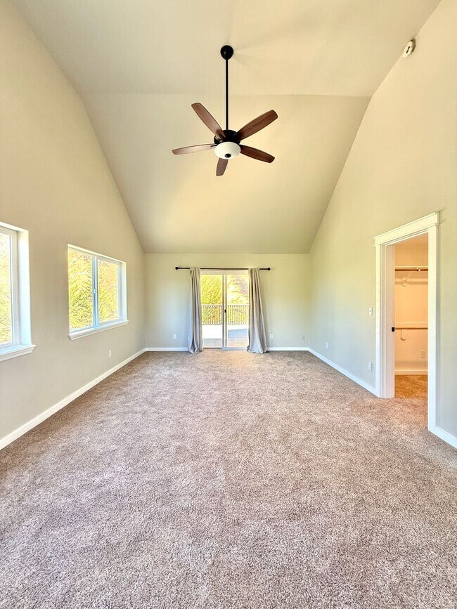 Building Photo - 901 Manzanita Dr