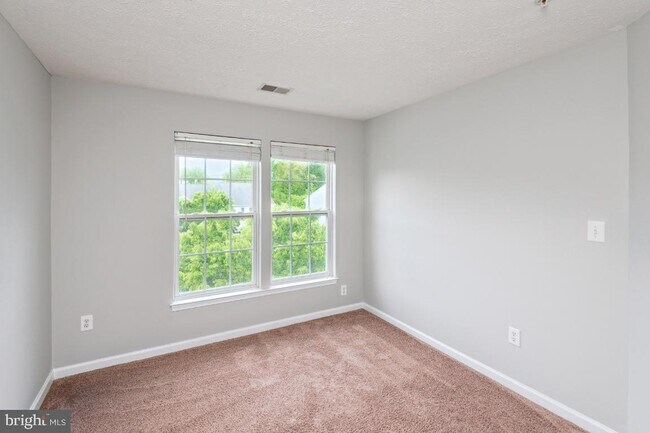 Building Photo - 1442 Pangbourne Way