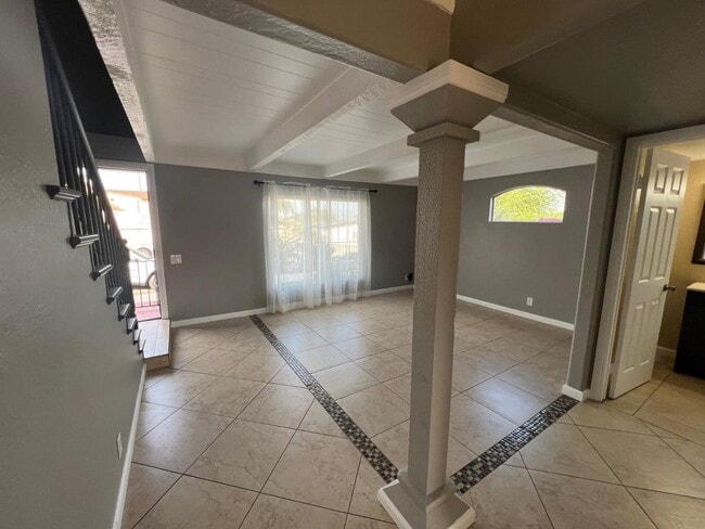 Building Photo - 528 Raintree Dr