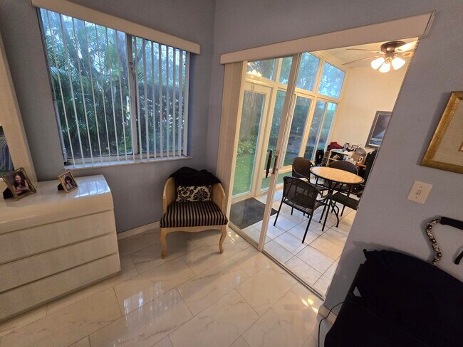 Building Photo - 5084 Rose Hill Dr