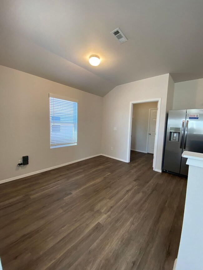 Building Photo - *Pre-leasing* Three Bedroom | Two Bathroom...