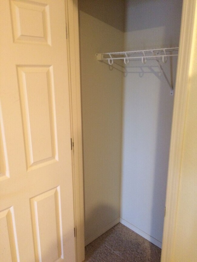 Building Photo - Upstairs 1-bedroom, 1-bath Apartment in an...