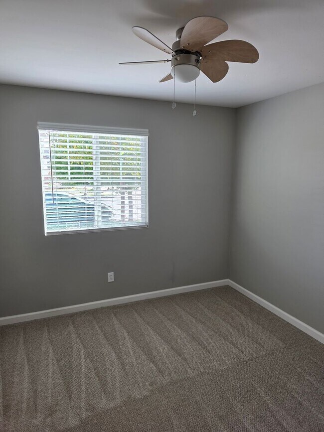 Building Photo - Beautiful Single Level 4 Bedroom located in Canyon Hills