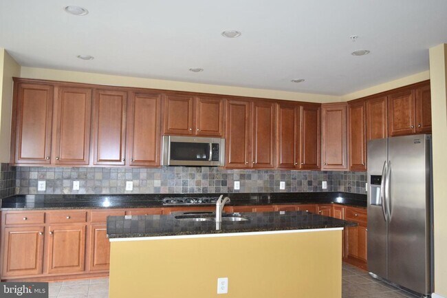 Building Photo - 2251 Oberlin Dr