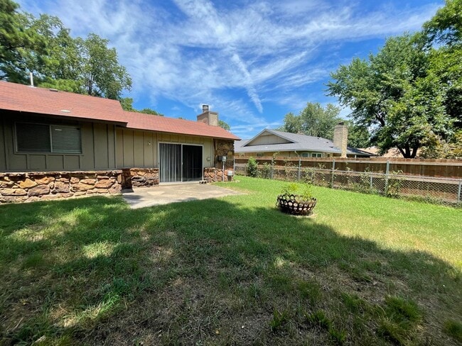 Building Photo - Move in ready! 3 bedrooms and 2 baths