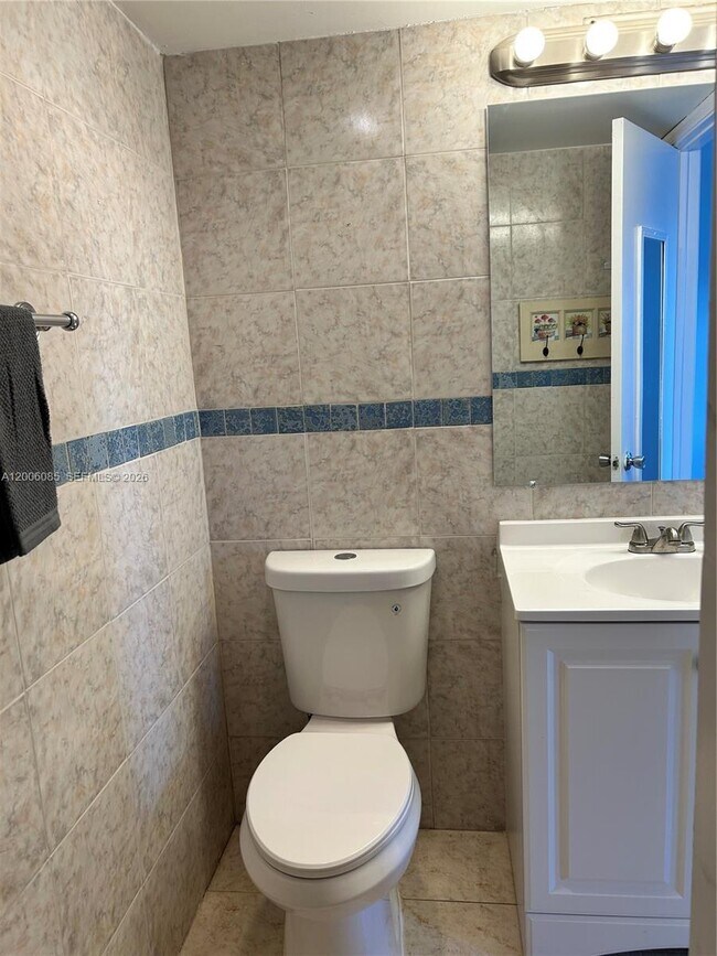 Building Photo - 3000 Sunrise Lakes Dr W