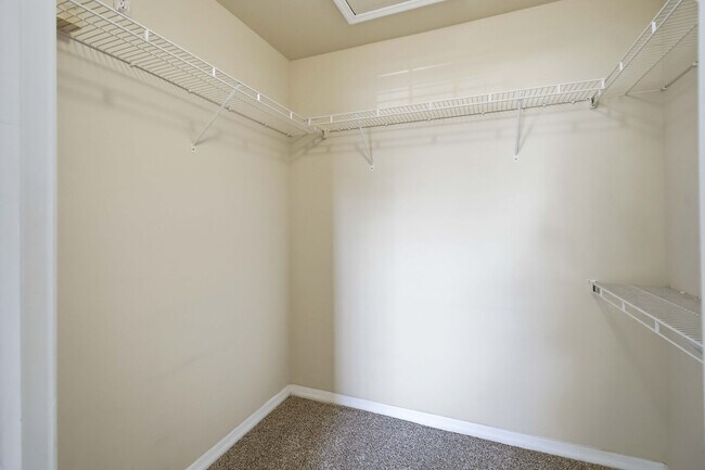 Building Photo - Spacious 2/2 unit available now for annual lease