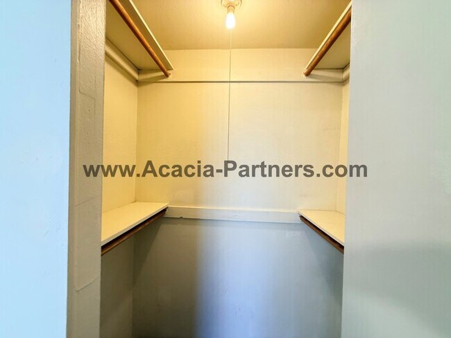 Building Photo - Eastside Three Bedroom Home
