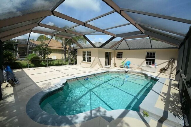 Building Photo - Pool Home on canal for rent !