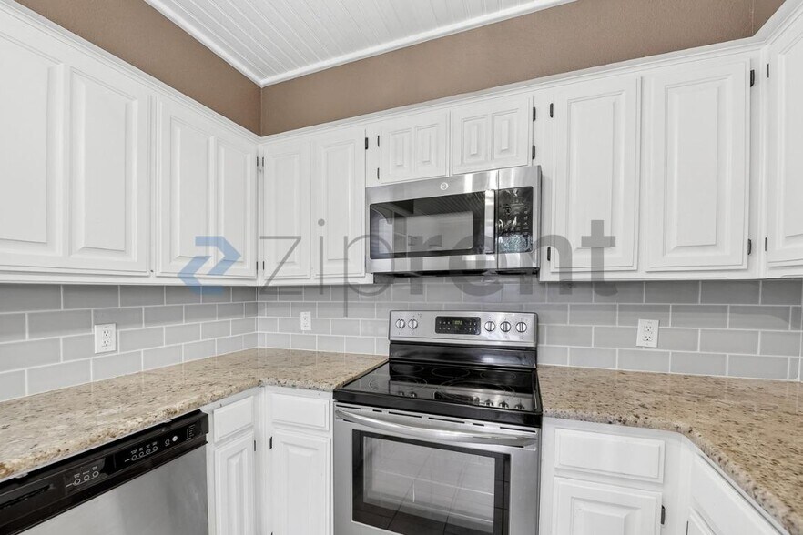 Building Photo - 6100 Paradise Dr