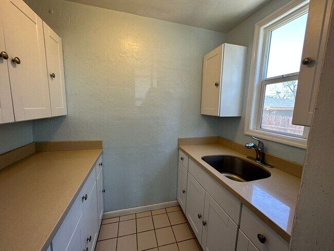 Building Photo - 126A &amp; 126B Marchant St - Duplex