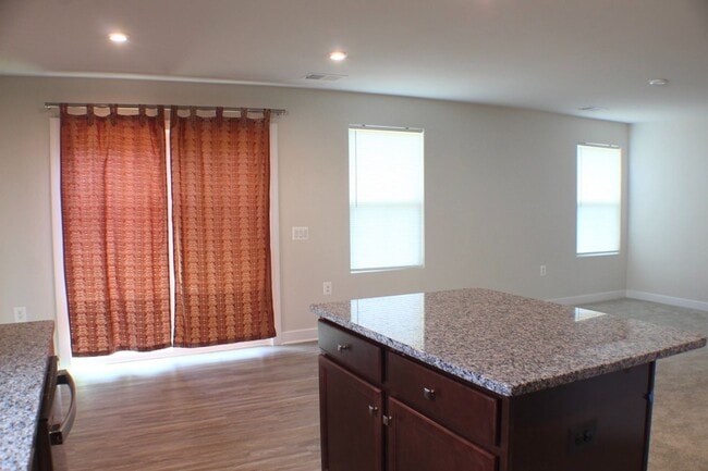 Building Photo - 105 S Peak Dr