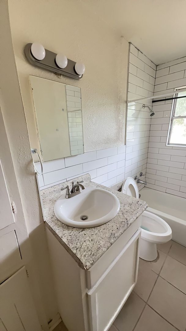 Building Photo - Upgraded 4 bedroom 2.5 bathroom house!  HOUSING ACCEPTED! MOVE-IN SPECIAL!