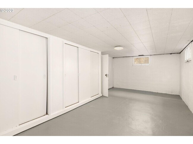 Building Photo - Charming 2-Bedroom Gem with Spacious Living Room and Bright Open Kitchen!