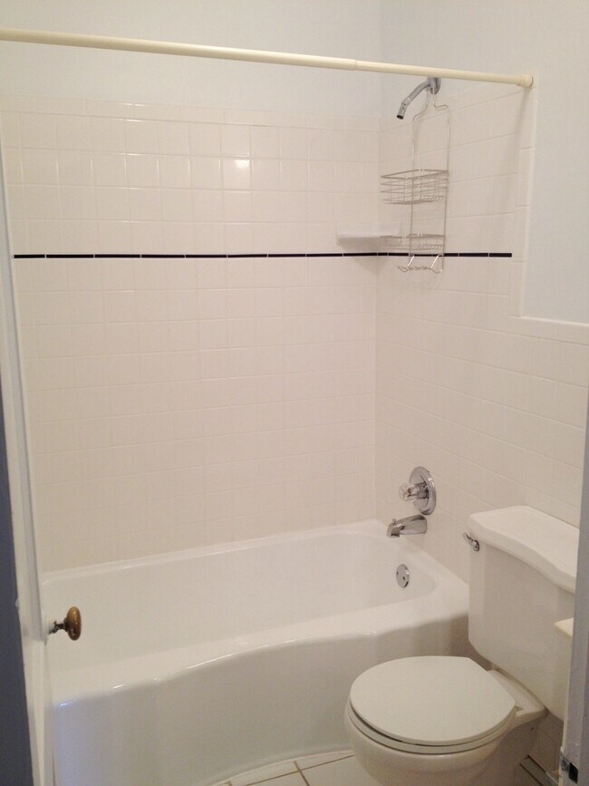 Building Photo - Lovely 2 bedroom home with hardwood floors, deck and sweet location in Chapel Hill