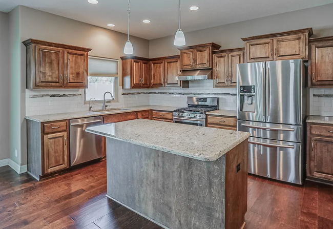 Building Photo - 5 Bedroom in Falcon Ridge!!