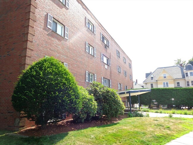 Building Photo - 183 Mt Auburn St