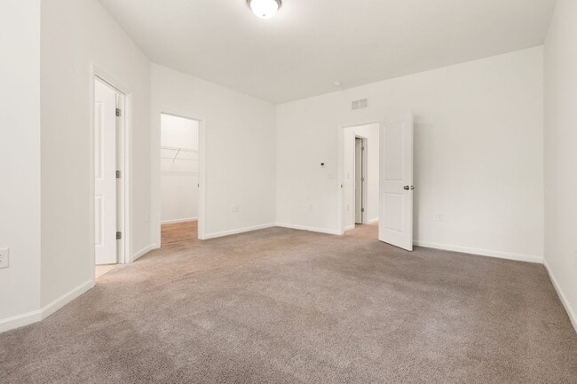 Building Photo - 3be / 2.5ba Townhouse with Screened Porch in North Durham