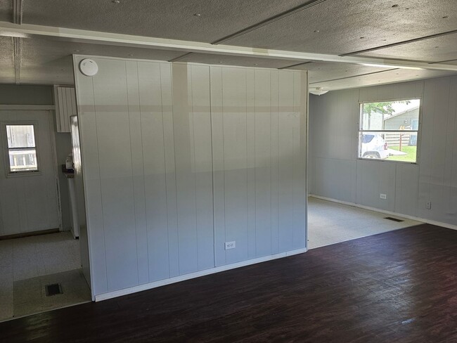 Building Photo - 3 bed 2 bath mobile home in quite community