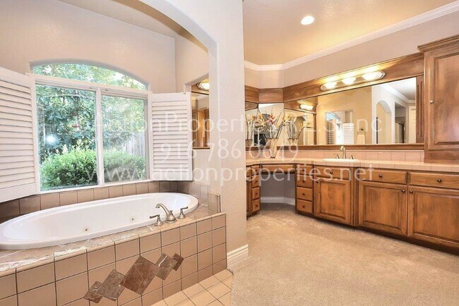 Building Photo - Granite Bay Beauty - 5 Bed, 3.5 Bath Home - Large Pool - Two Story - Lawn & Pool Service Included!