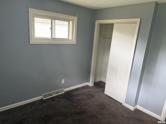 Building Photo - 2624 N Renwood Ave