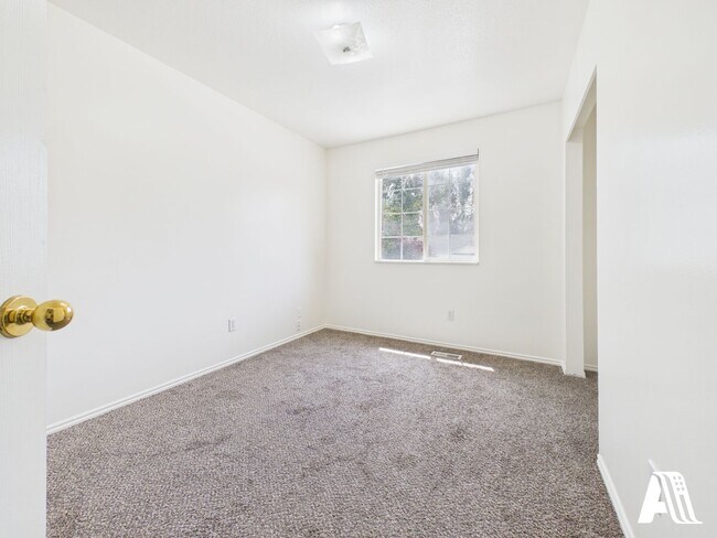 Building Photo - 975 E 170 N
