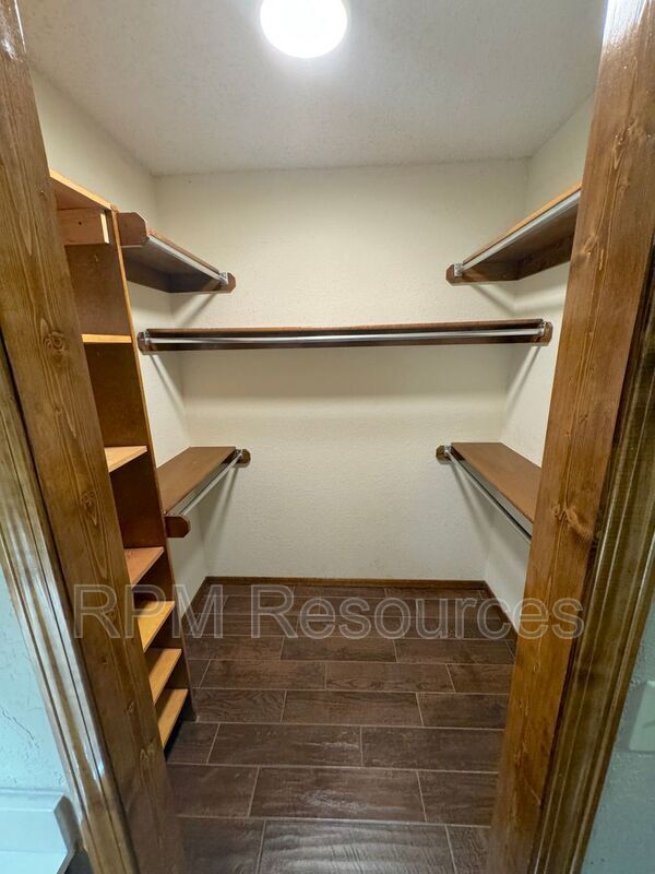 Building Photo - 12000 Hollyrock Dr