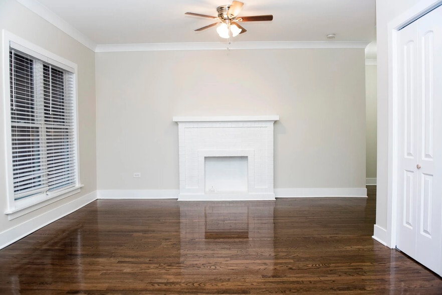 Building Photo - 730 W Roscoe St