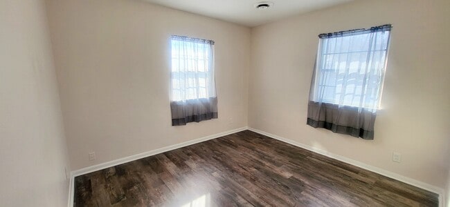 Building Photo - 1127 Pemberton Dr