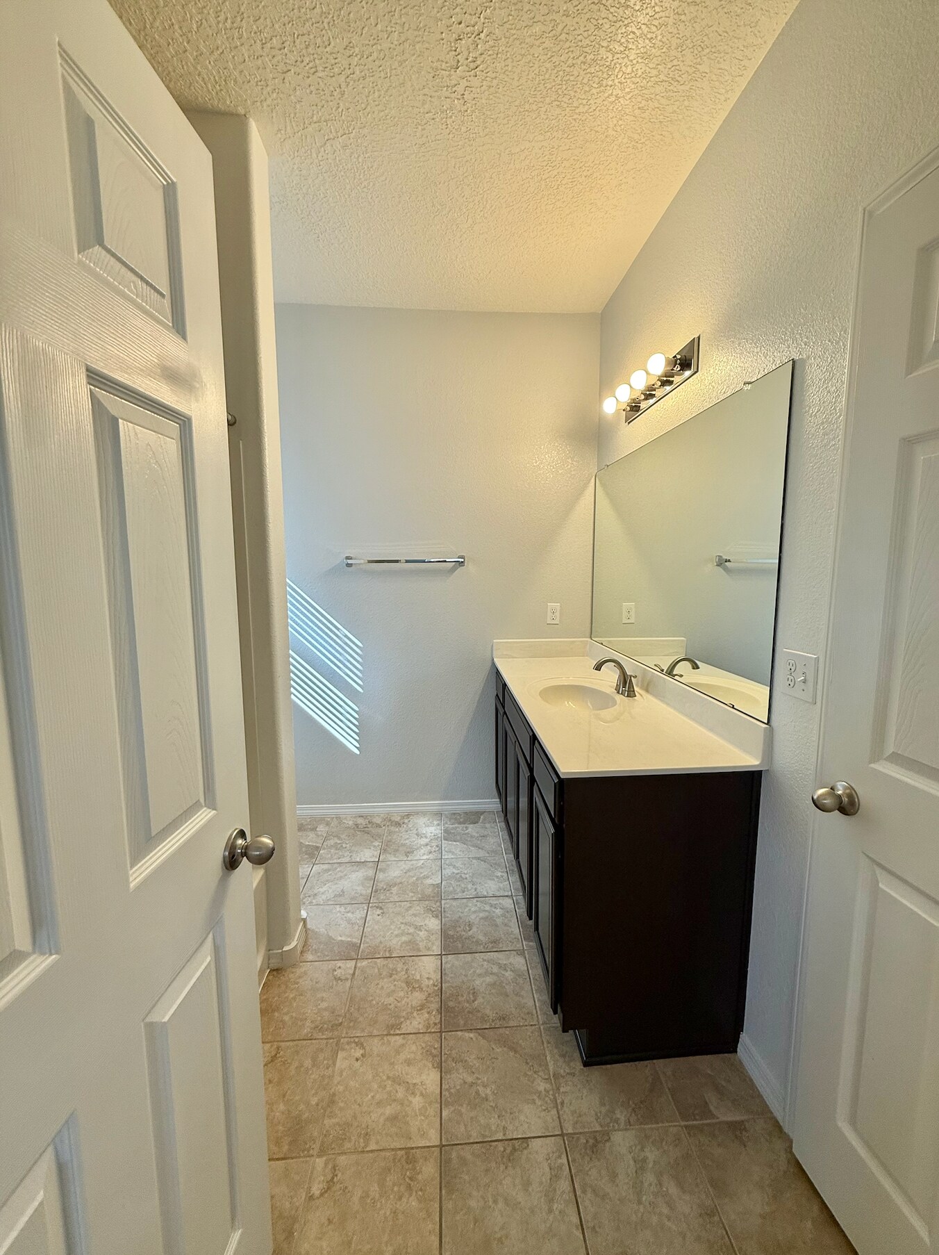 Primary Bathroom - 601 Menaul Blvd NE